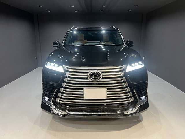 A&Gショールーム正面に展示されたブラックのレクサス LX