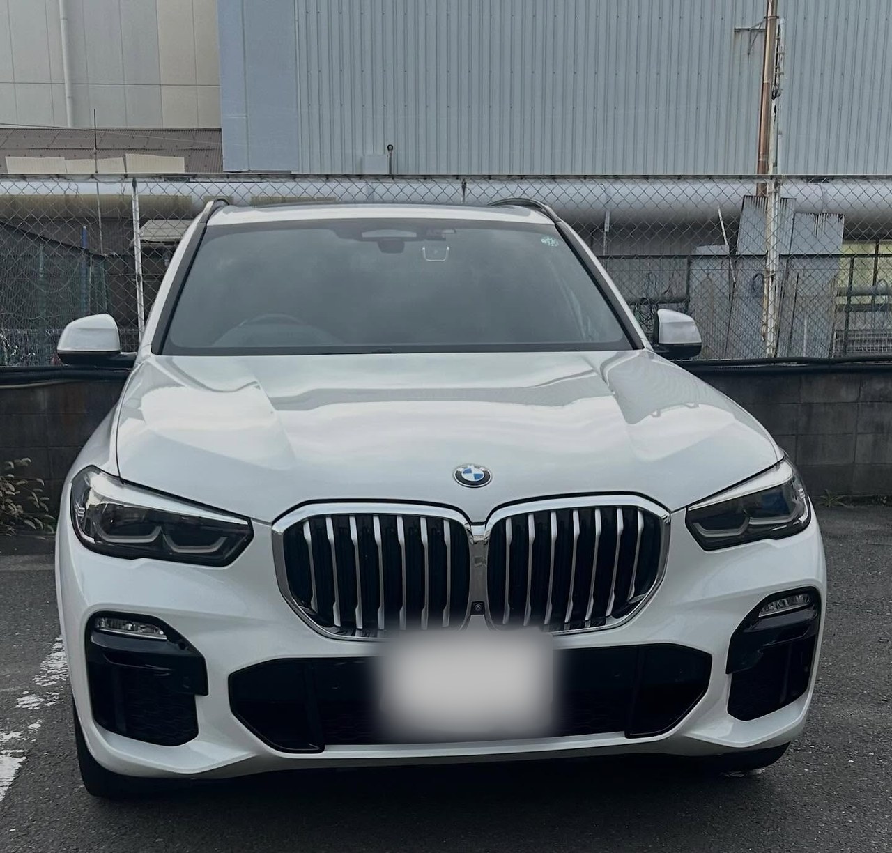 屋外で撮影されたホワイトのBMW X5