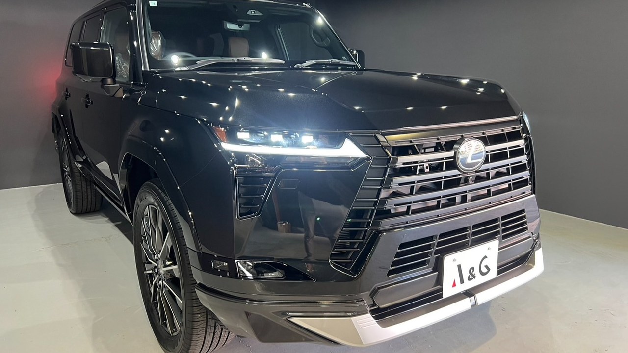 A&Gショールームに展示されたブラックのレクサス LX を横位置で捉えた一枚