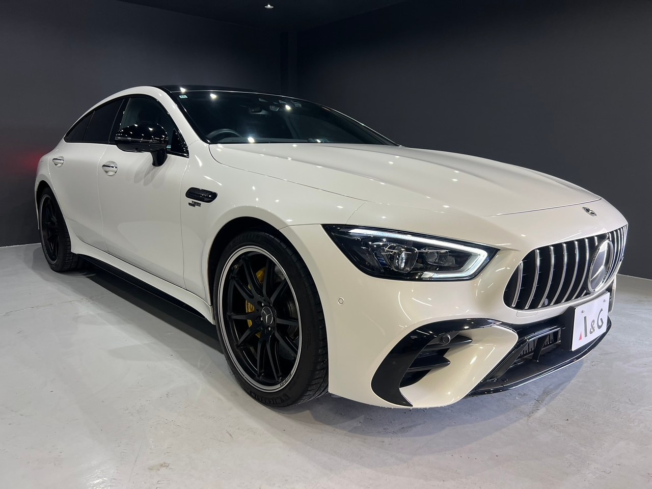 A&Gショールームに展示されたホワイトのメルセデスAMG GT 4ドアクーペ