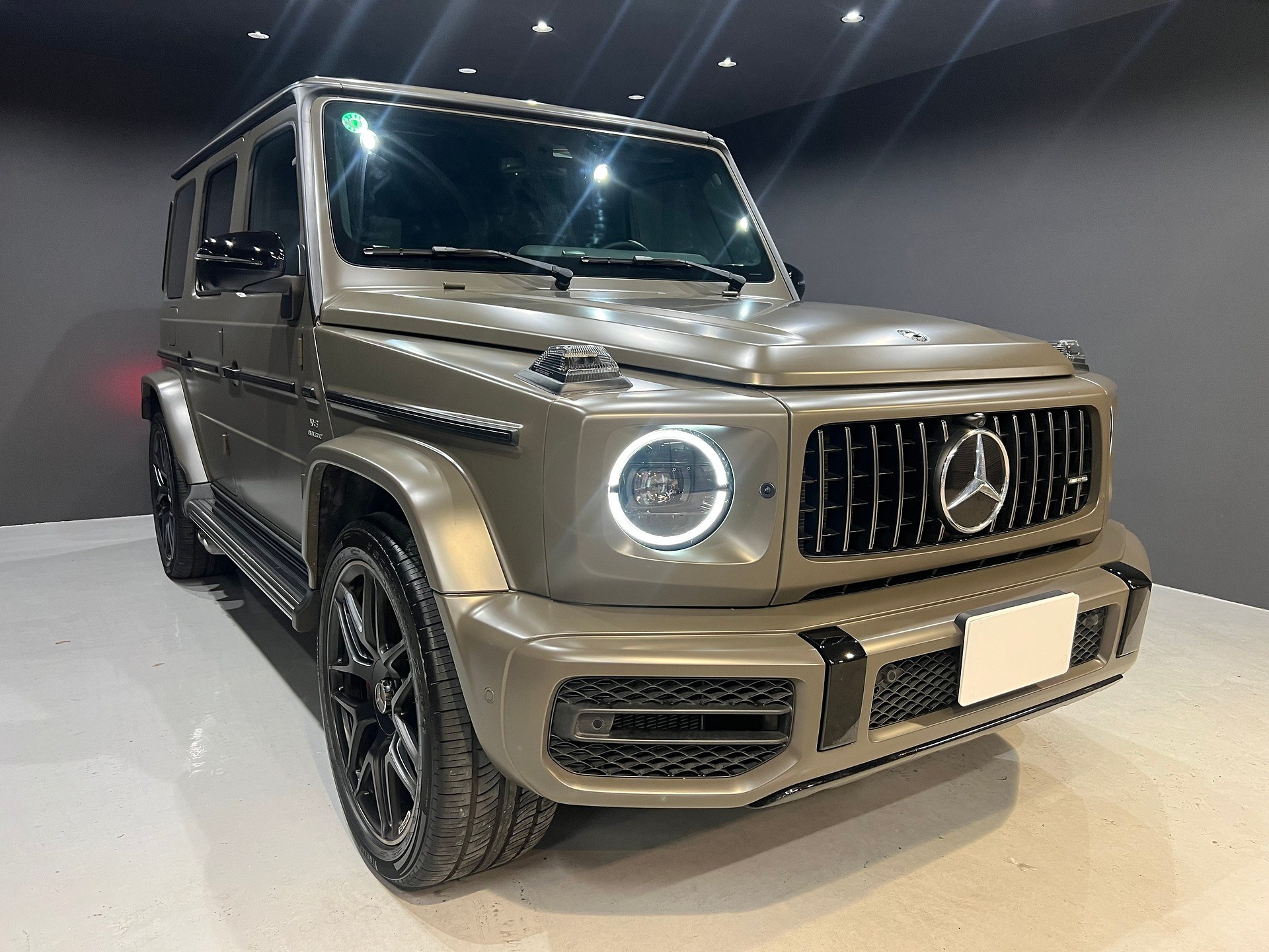 A&Gショールームに展示されたシャンパンカラーのメルセデスAMG Gクラス