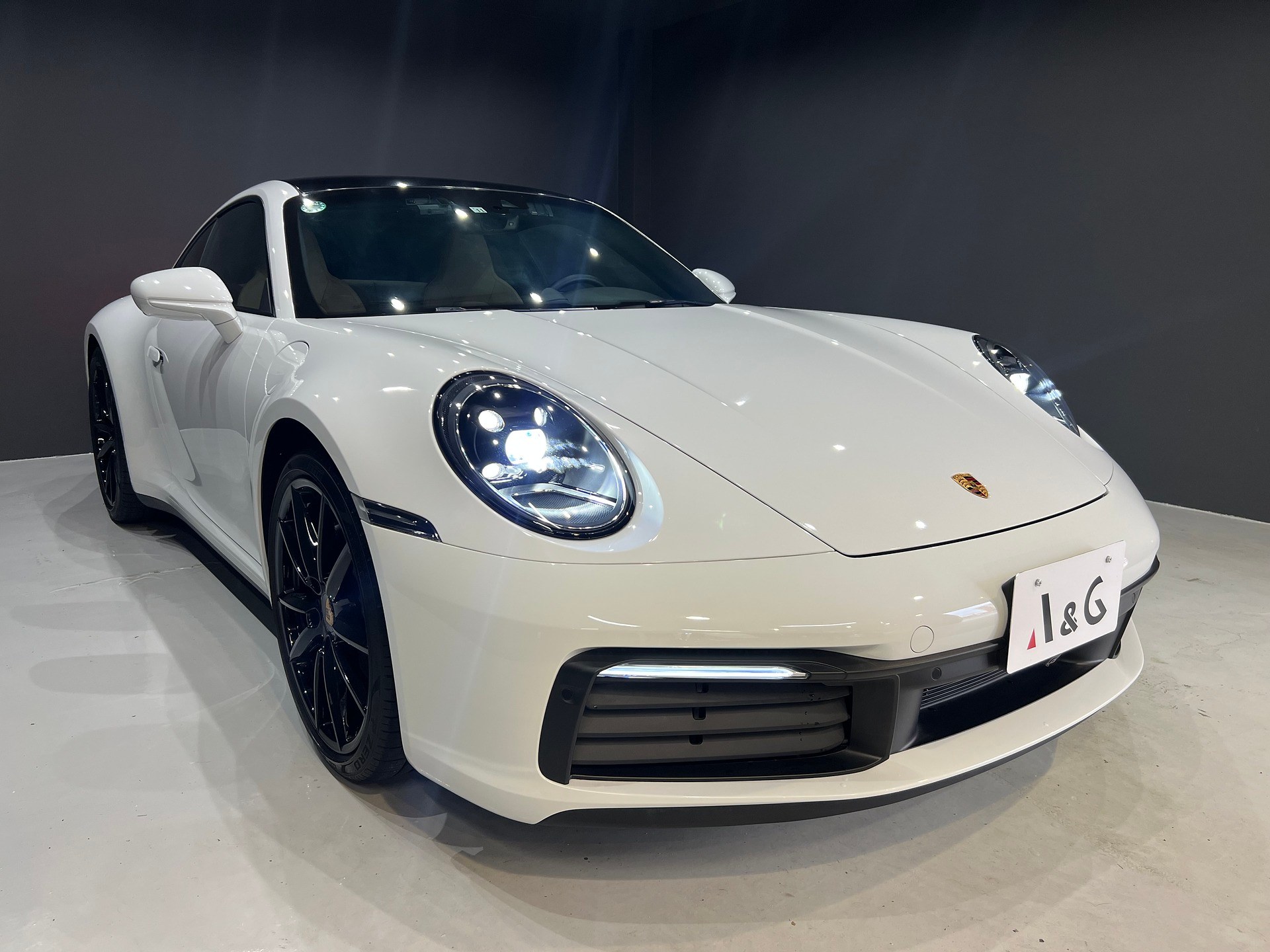 A&Gショールームに展示されたホワイトのポルシェ 911 カブリオレ