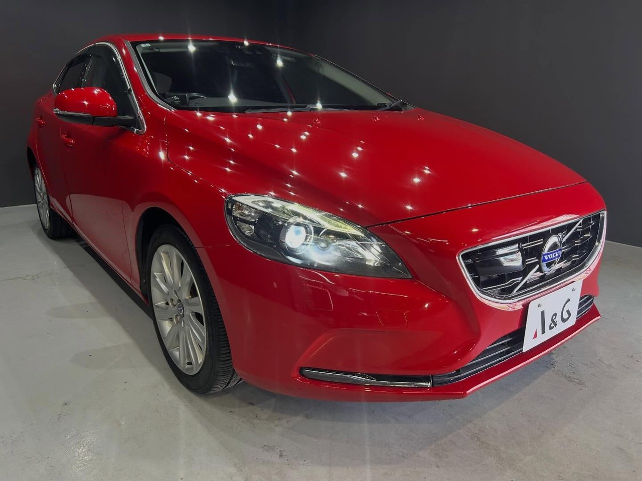 A&Gショールームに展示されたレッドのボルボ V40
